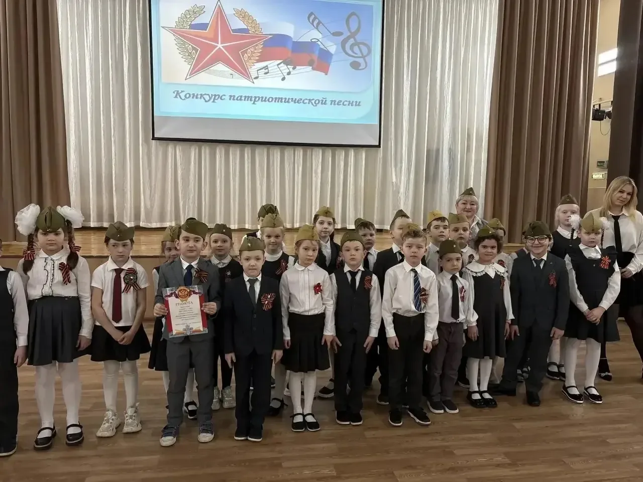 Битва хоров 🇷🇺🎶  Вчера в нашей школе прошел патриотический конкурс «Битва хоров»👏🏻  На сцене актовог