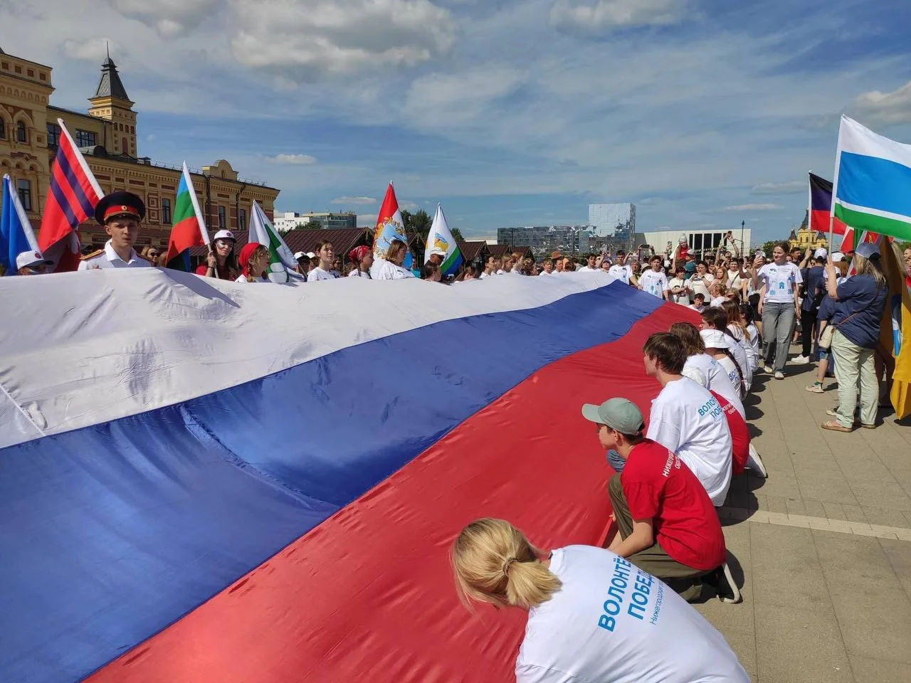 🇷🇺 На Ярмарке в День России развернули 100-метровый триколор

Получилось по-настоящему мощно. А ве