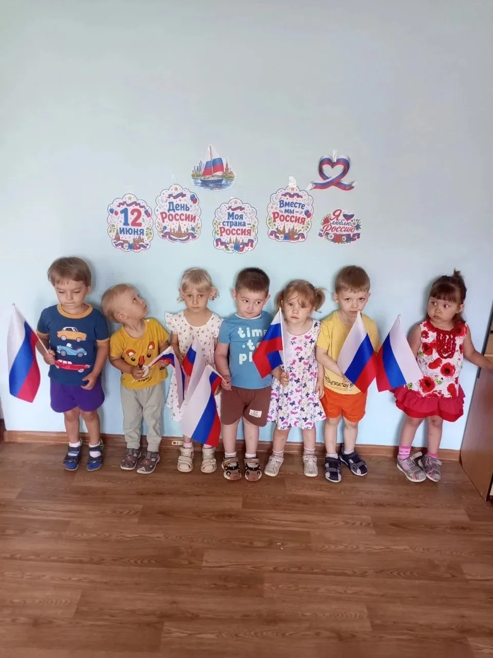 С праздником, страна родная!
Мы тебя все поздравляем!
Счастья ,радости,добра !
С Днём России! Ура!