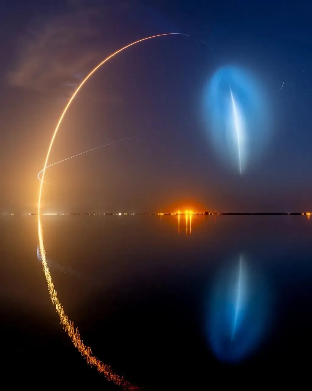 NT 🆕 | Это завораживающее явление – след от прошедшего запуска ракеты Falcon 9 с очередной партией 