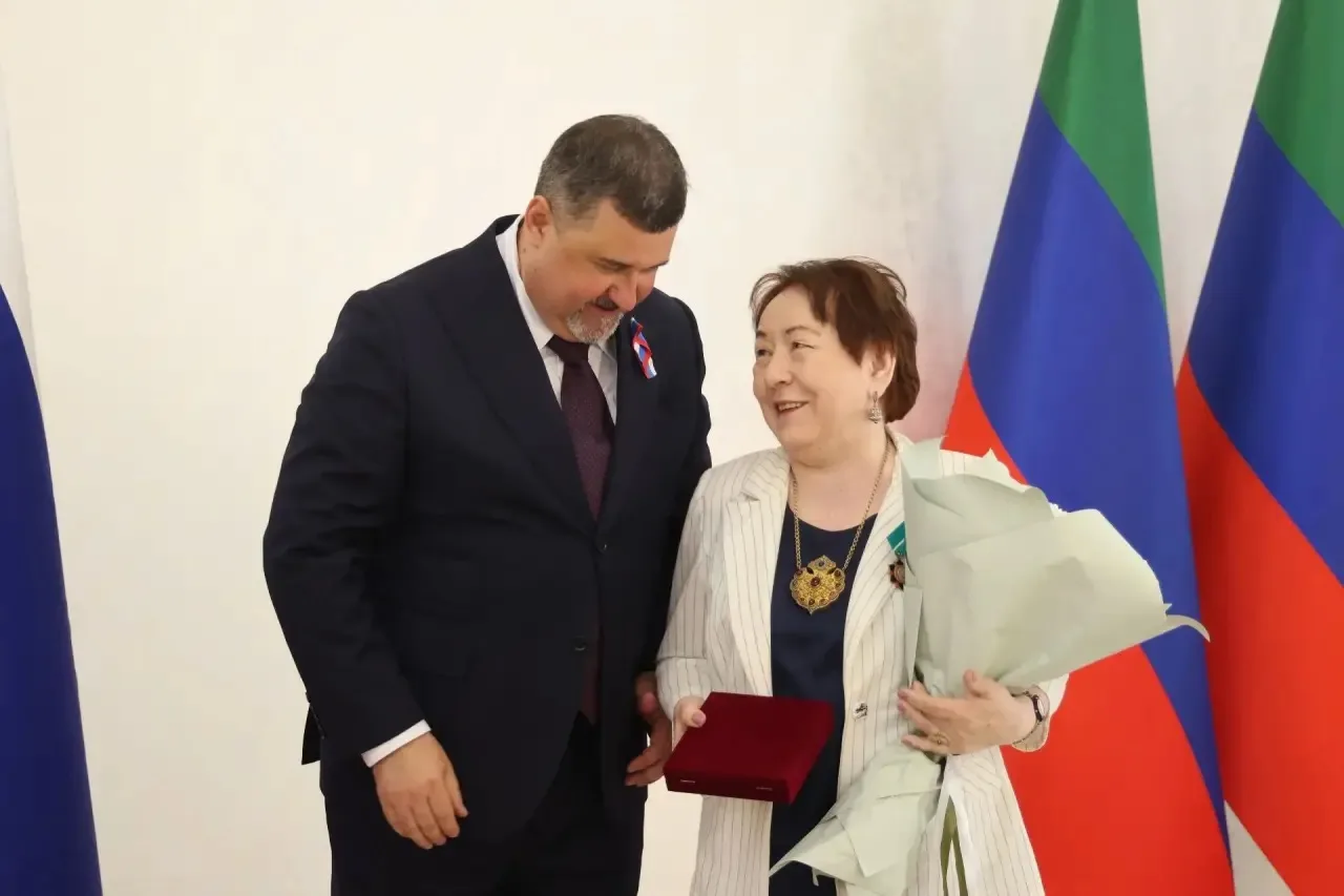 В День России вручил государственные награды тем, кто делает нашу страну сильнее каждый...