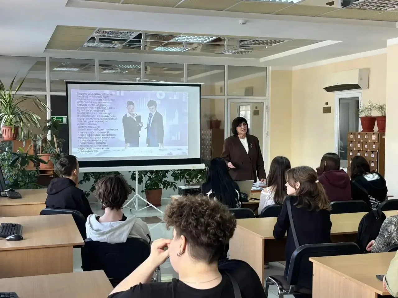 В рамках профориентационной работы учащиеся 9 «А» и 9 «Г» классов посетили День открытых дверей факу