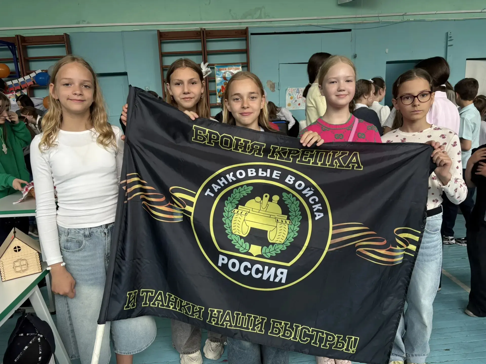 🍰 Добрая ярмарка в нашей гимназии! 🧸 Вчера мы все вместе — ученики 4 Г и других классов, родители и 