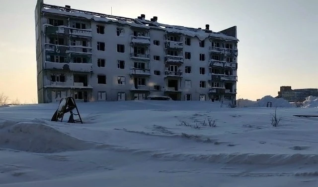 В воркутинском посёлке Заполярный осталась одна семья. Проживают они в доме, признанном...