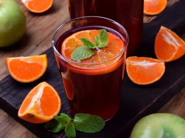 🍊 Компот с мандаринами и замороженными ягодами.  Ингредиенты:  • Мандарин - 3 шт. • Яблоко - 1 шт. •