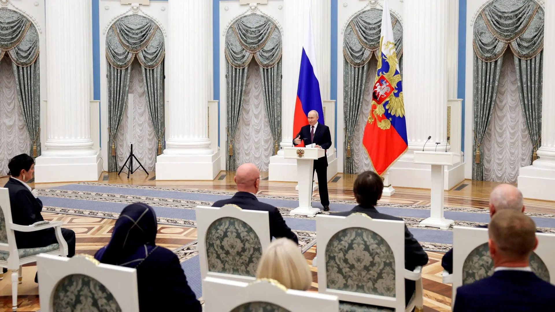 В День учителя Президент РФ Владимир Владимирович Путин вручил государственные награды ...