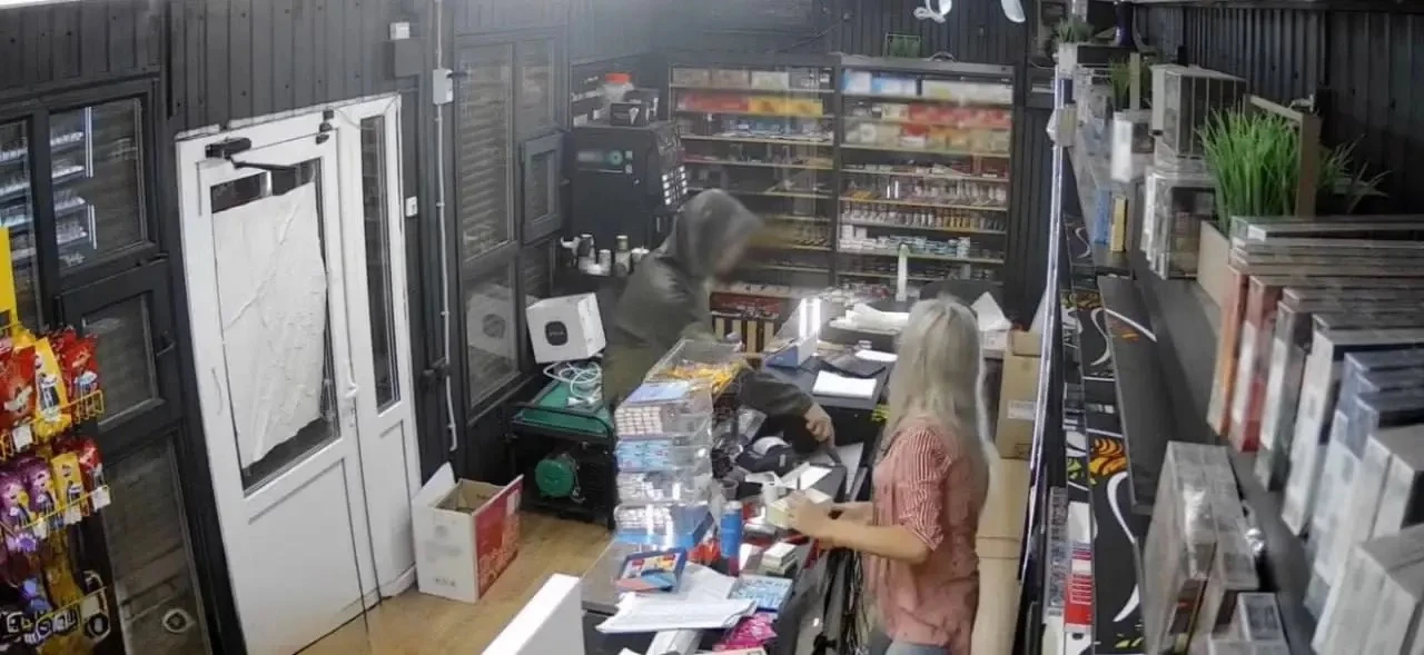 В Мариуполе полицейские поймали 41-летнего мужчину, который ограбил магазин. Он зашёл вечером с кухо