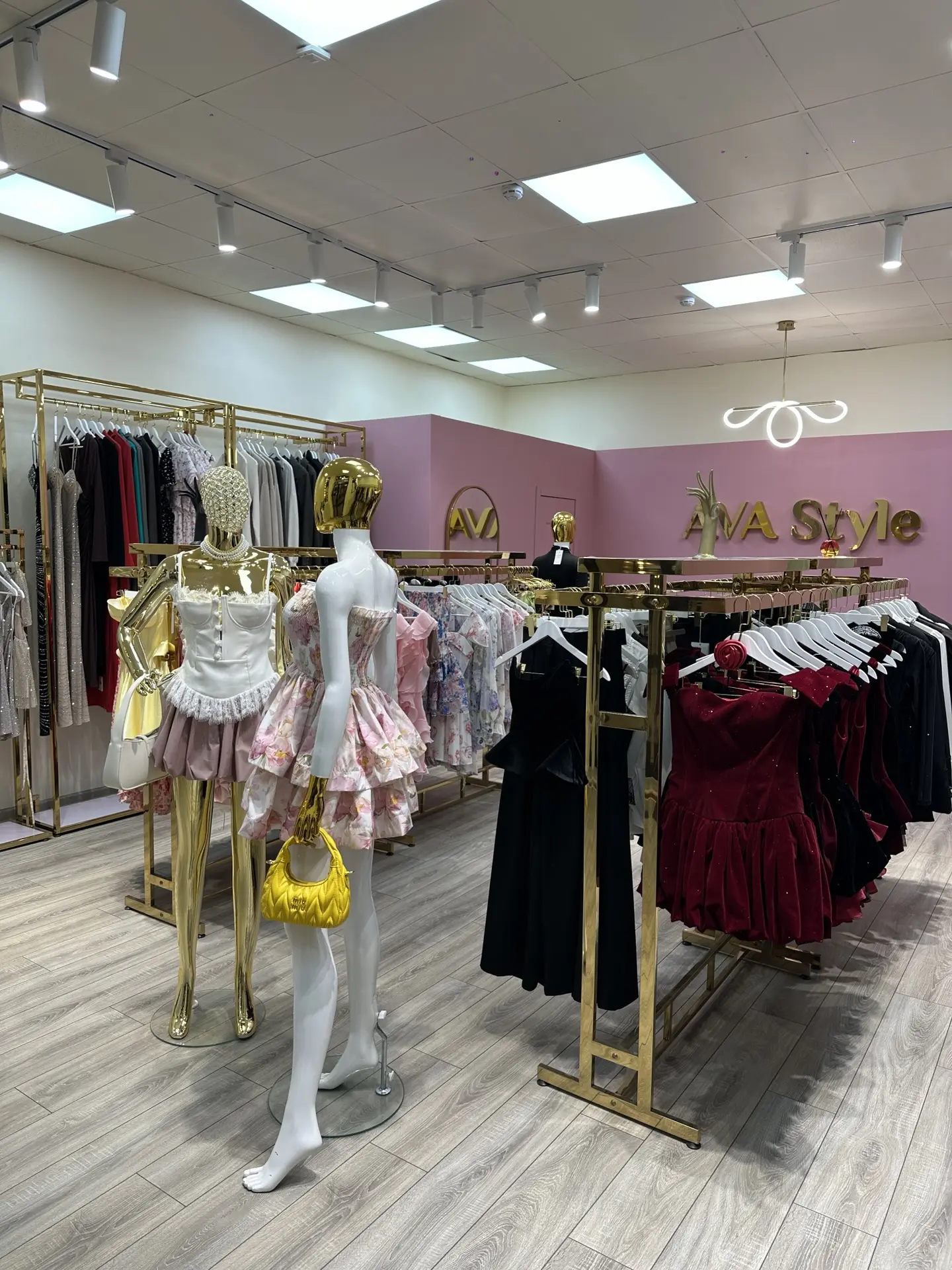 ПРОДАЁТСЯ МАГАЗИН ЖЕНСКОЙ ОДЕЖДЫ  📍Краснодар, ТЦ «Центр Города», Красная 176/1  💰 1 490 000 ₽ (торг 