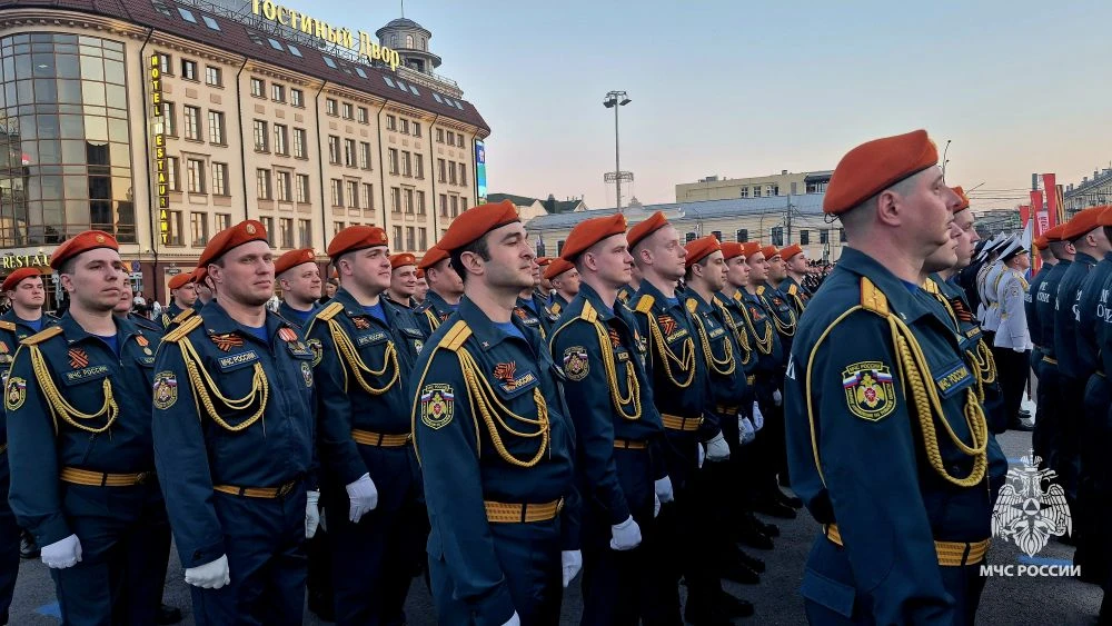 Спасатели МЧС России принимают участие в репетиции Парада Победы на центральной площади Тулы  На пло