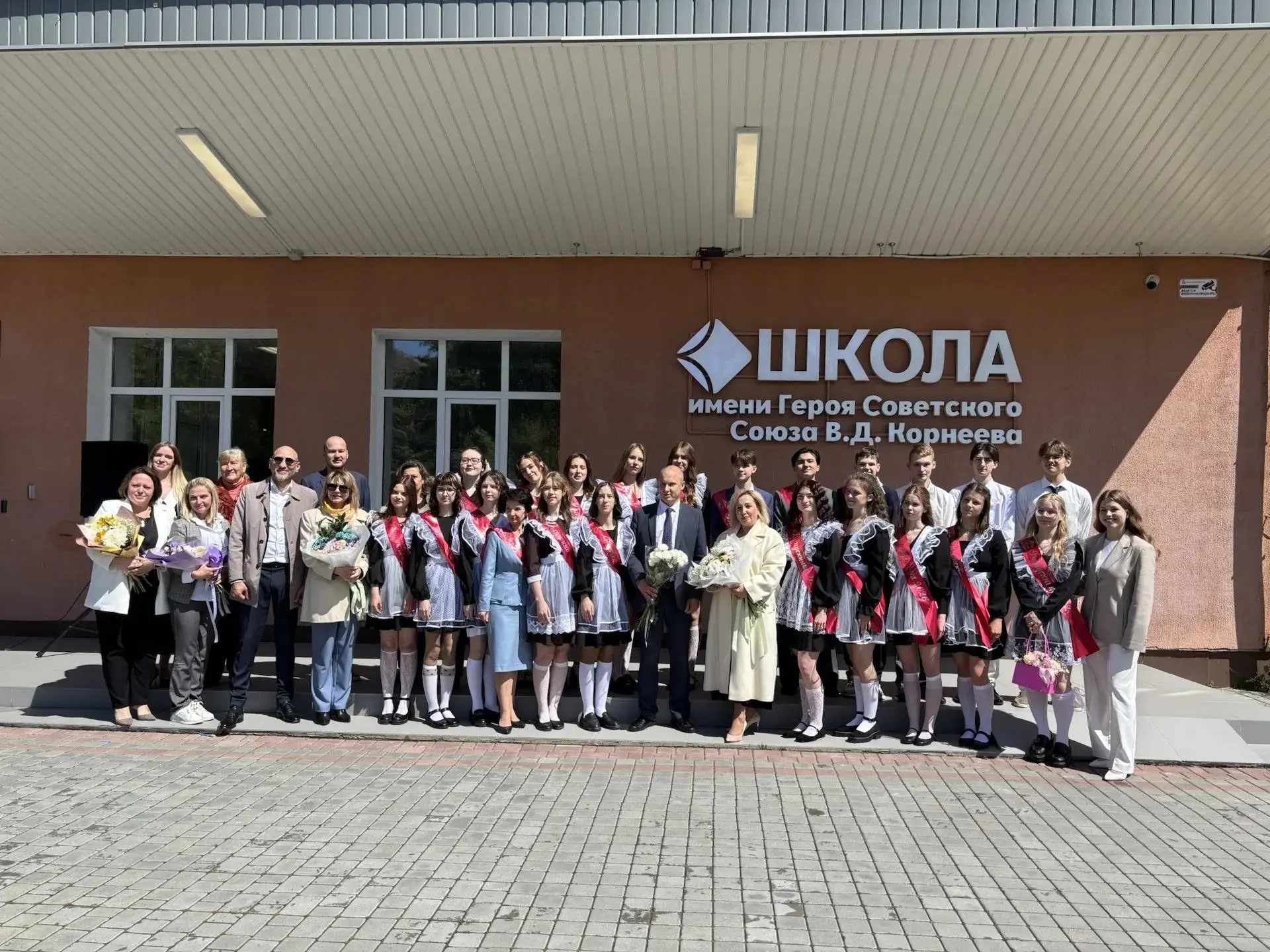 Школьные годы чудесные... Они правда закончились? 😢📚  Сегодня в школе Корнеева случилось то, что зас