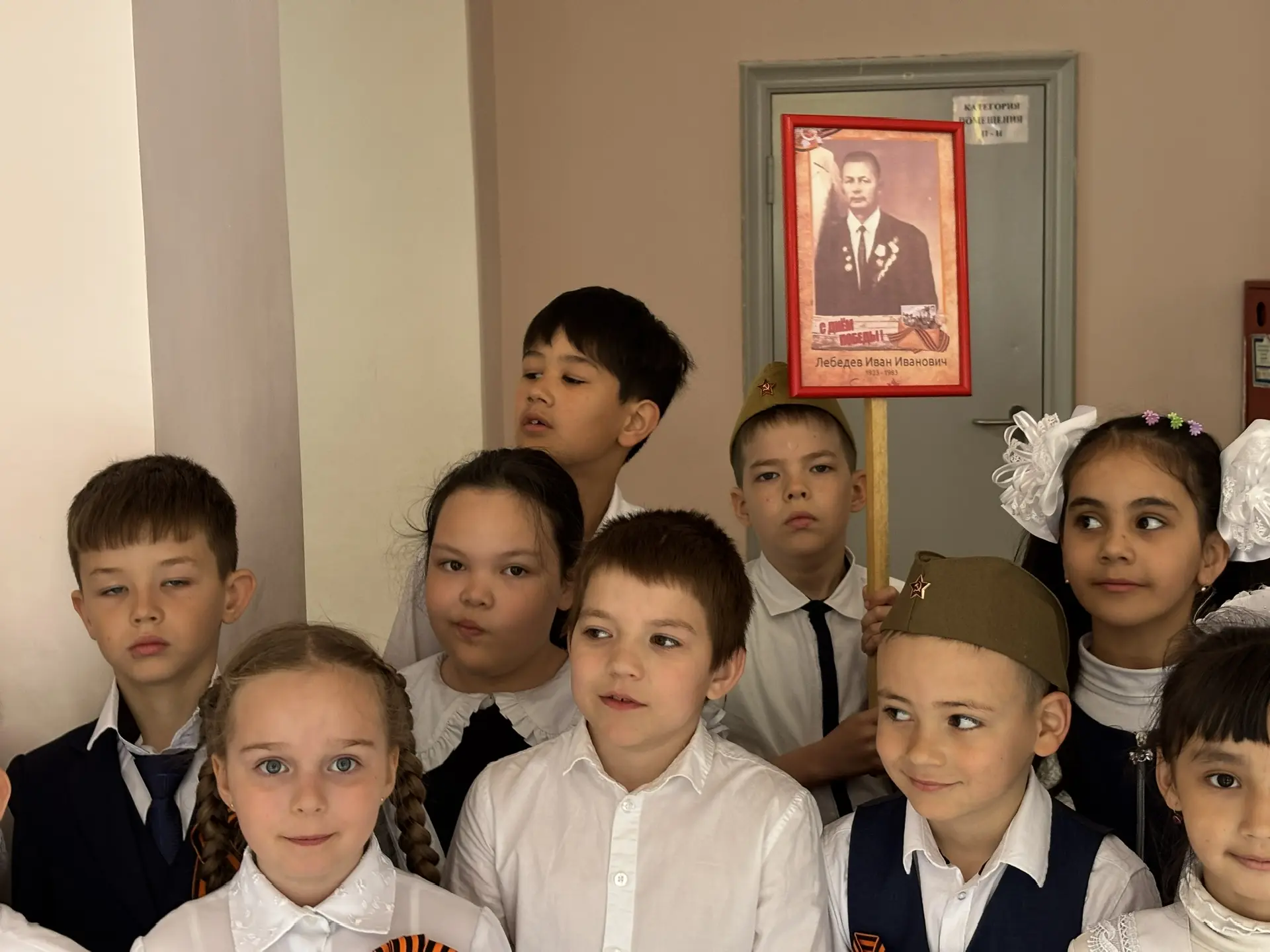 Сегодня в начальной школе прошли торжественные линейки, посвящённые 9 Мая.  Строй, знамёна, стихи о 