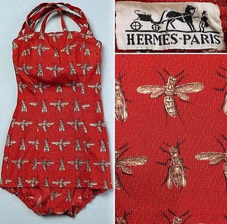 Купальник Hermès 1950-х.
Хранится в постоянной коллекции Института костюма Метрополитен-музея в Нью-
