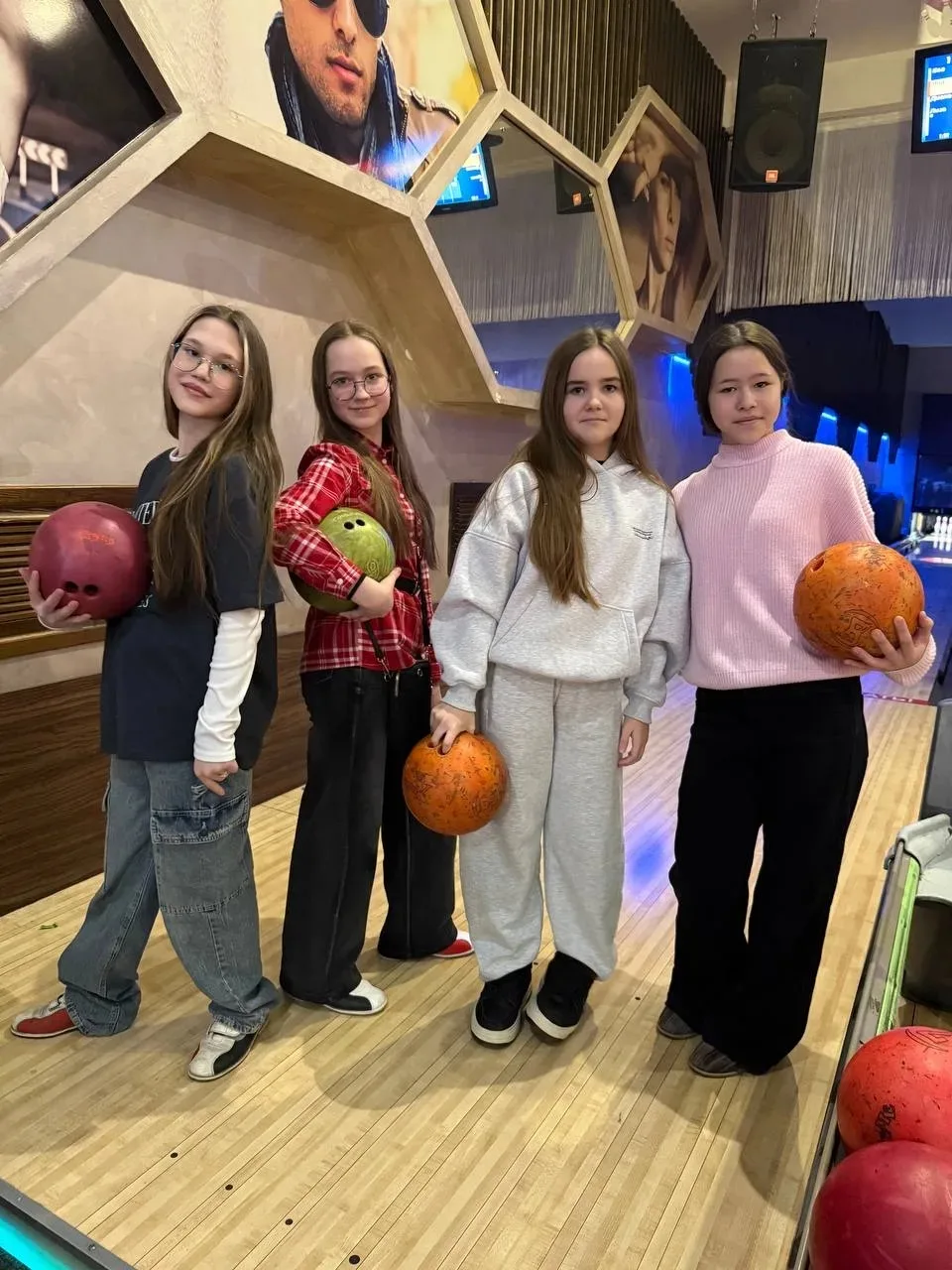 🎳 Ура! Весенние каникулы начались с боулинга! 🎳  Наш весёлый и дружный  5 А класс сходили и отлично 