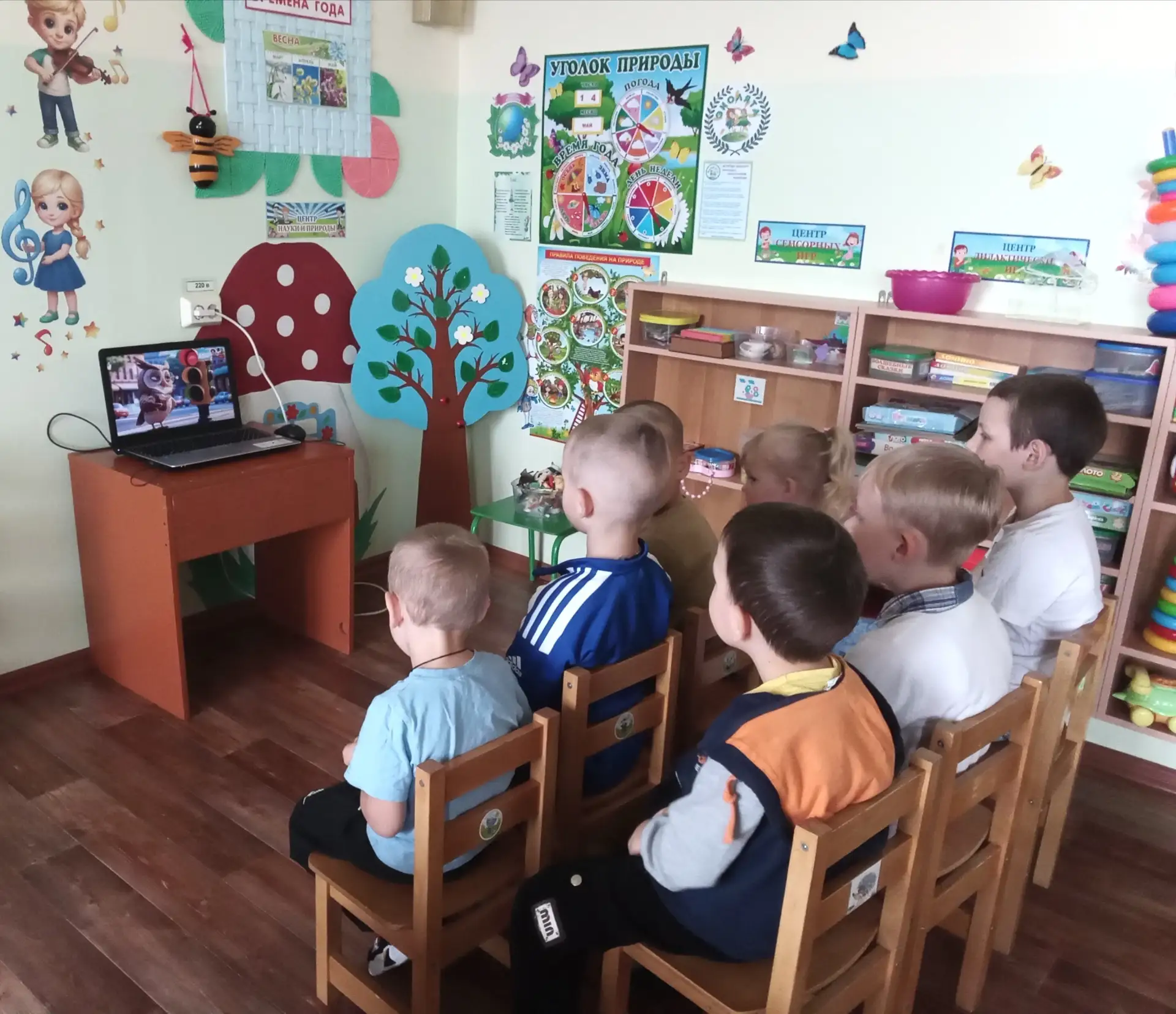 С самого раннего возраста необходимо знакомить детей безопасному поведению на улицах, д...
