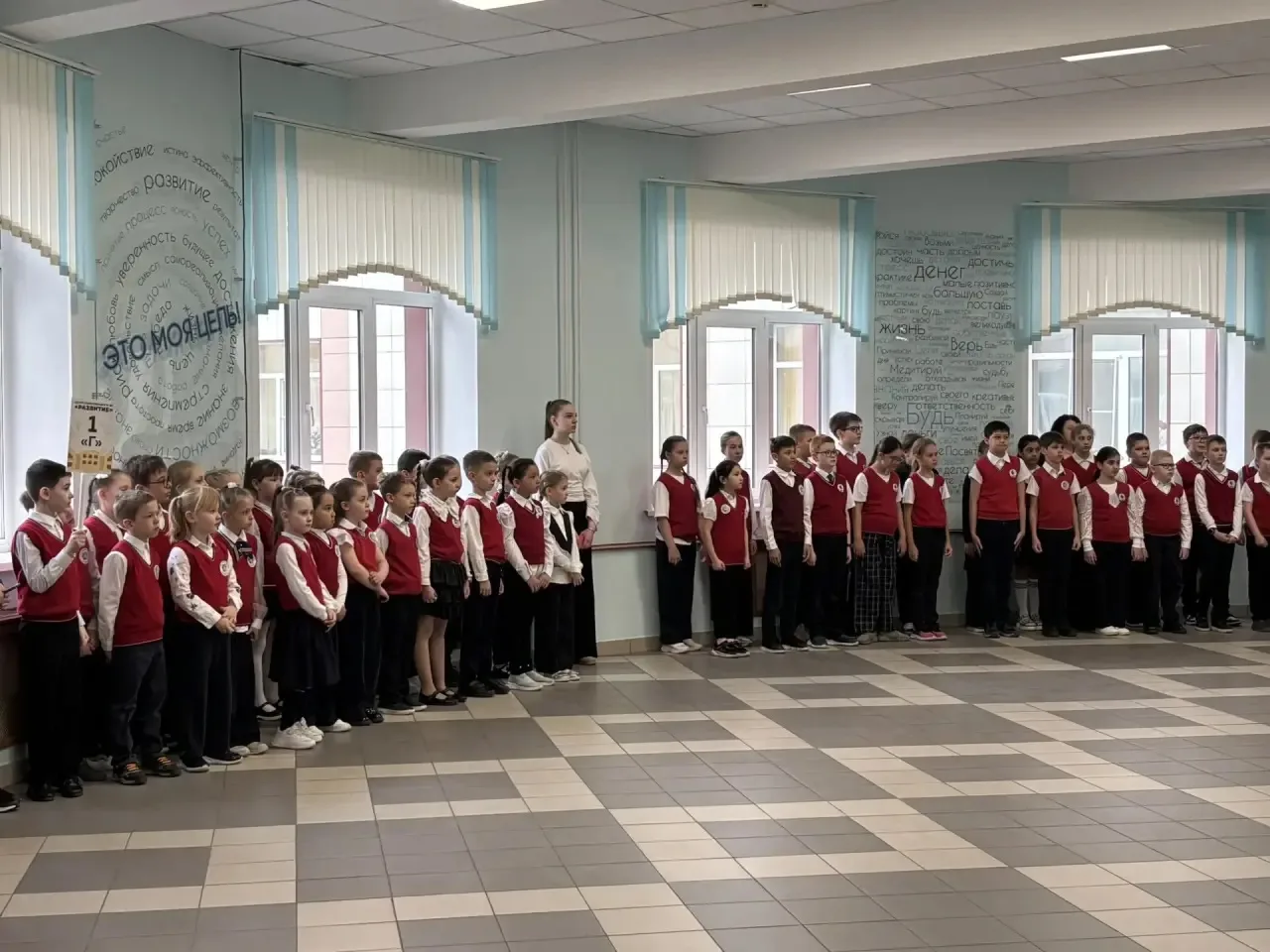 🇷🇺 Почетное право поднять флаг РФ предоставляется Ковшикову Егору, ученику 8Г класса, и Брынских Вик