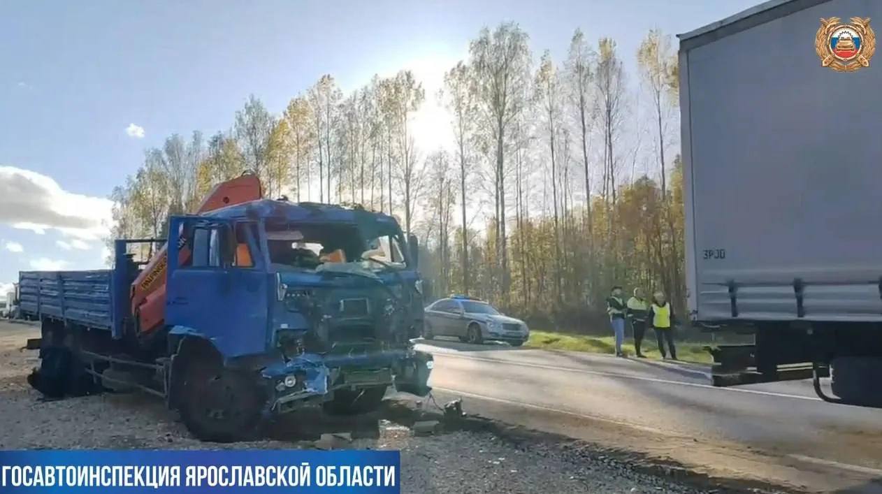 На трассе М-8 в Переславском районе КамАЗ выехал на встречную полосу и столкнулся с Газ...