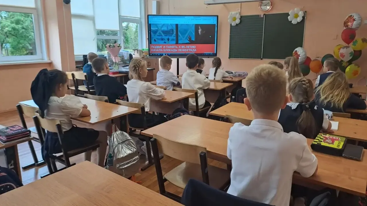 Традиционно рабочую неделю начали с поднятия флага Российской Федерации и исполнения ги...