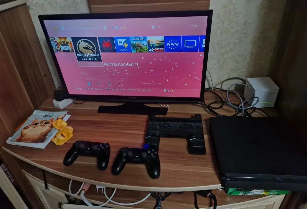 Продам PlayStation 4 Slim. Не шумит, не греется, всё работает на 5+. Два джойстика и ст...