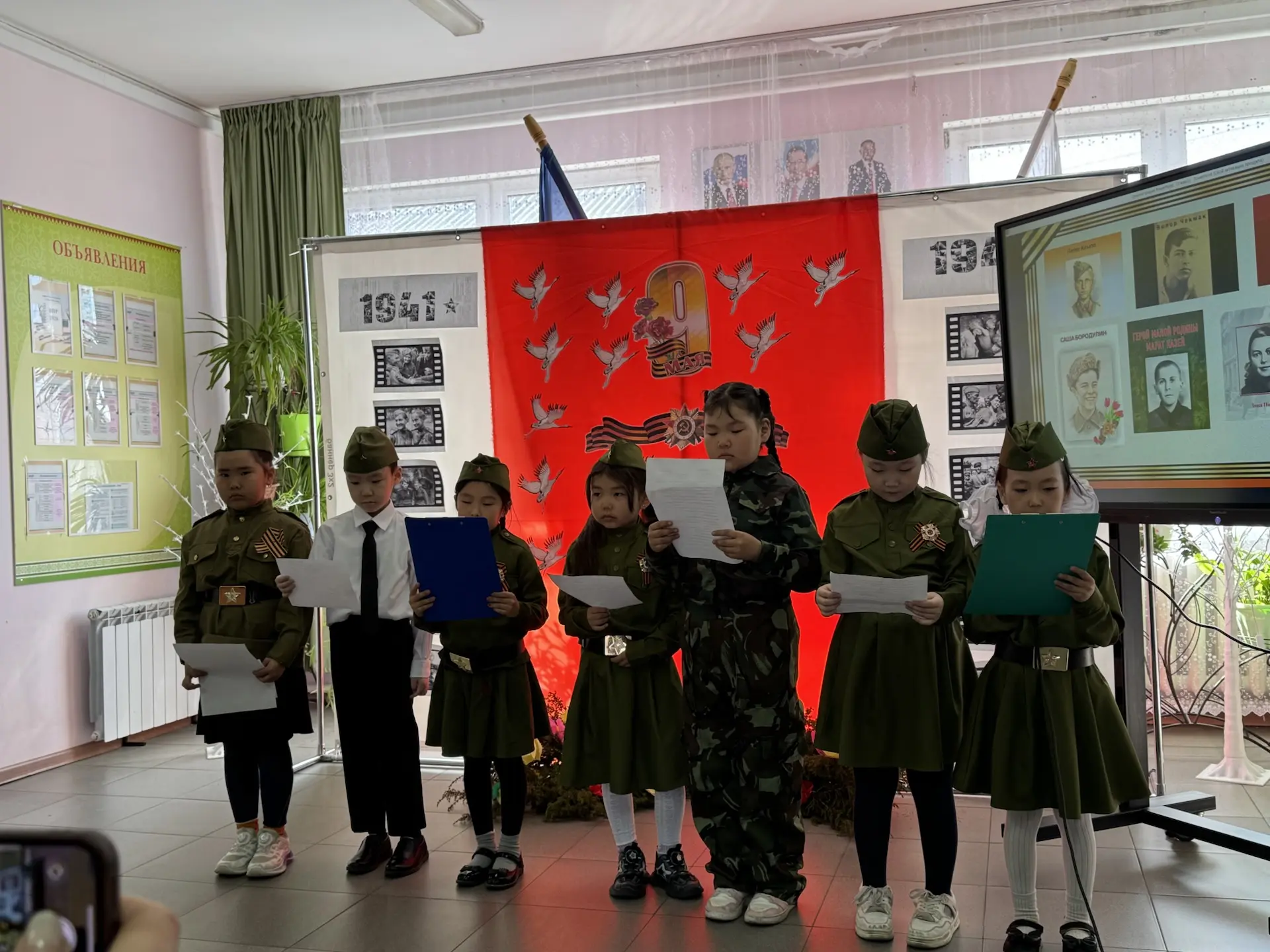 Ыам ыйын 9 күнүгэр, Улуу Кыайыы күнүгэр анаан оскуолабытыгар доклад күрэҕэ үрдүк таһымн...