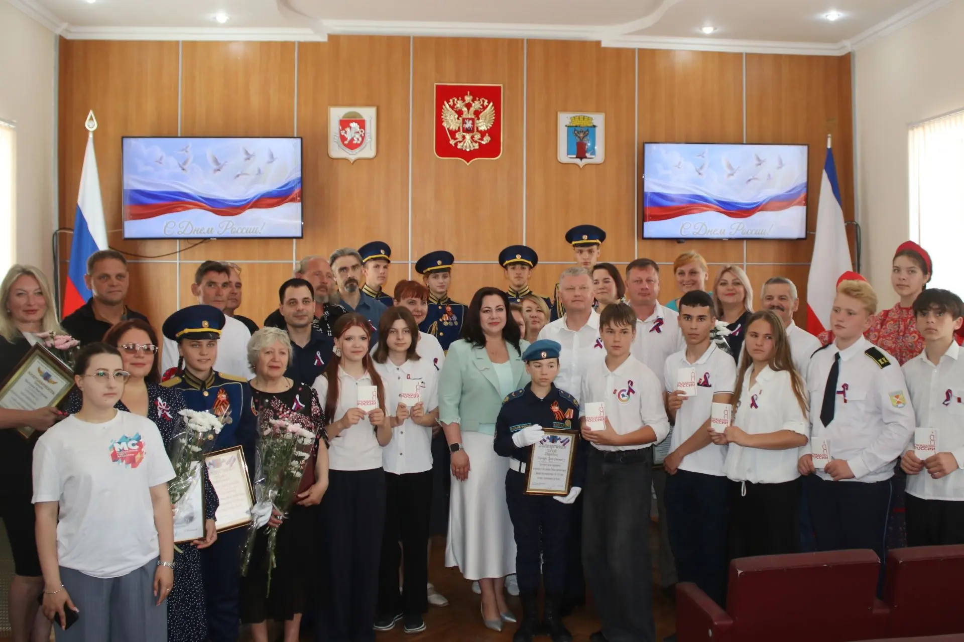 В Феодосии в честь Дня России вручили награды, ключи от квартиры и паспорта жителям округа.

Сегодня