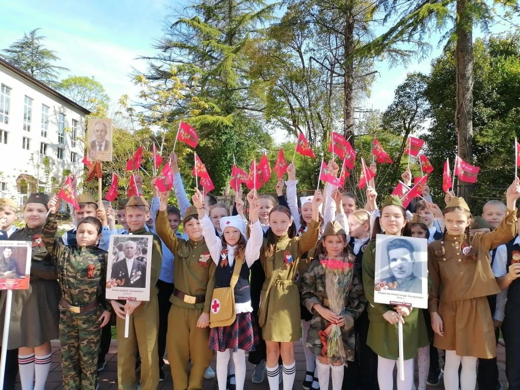 Накануне Дня Победы в школе прошла серия торжественных мероприятий. Эстафету памяти открыли самые юн