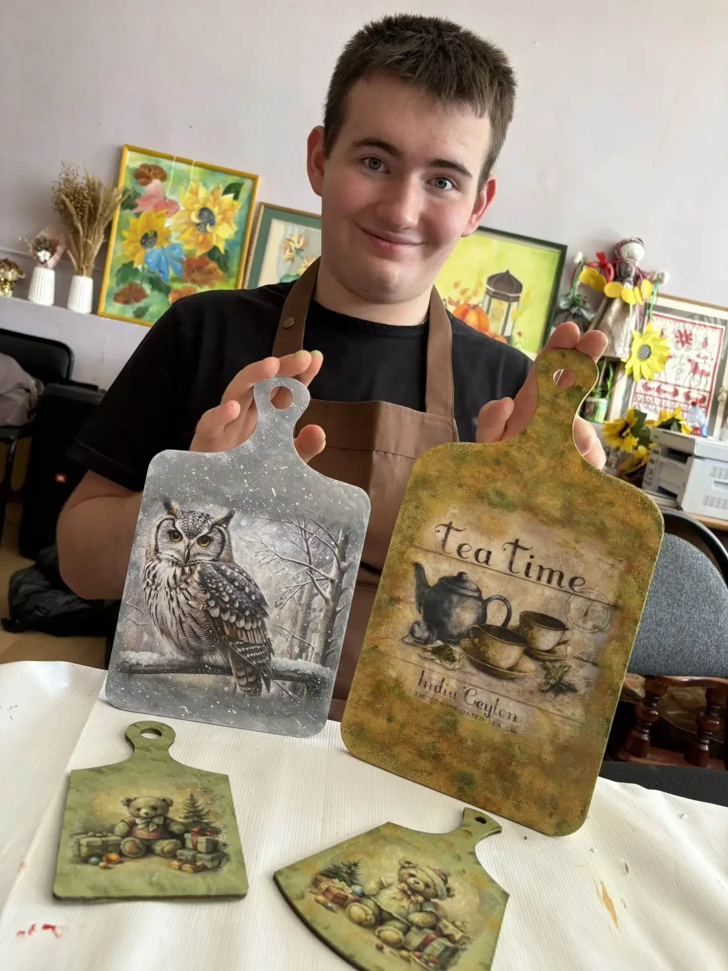 🎨 Декупа́ж — техника вырезания ажурного изображения, при которой в композиции активно используются 