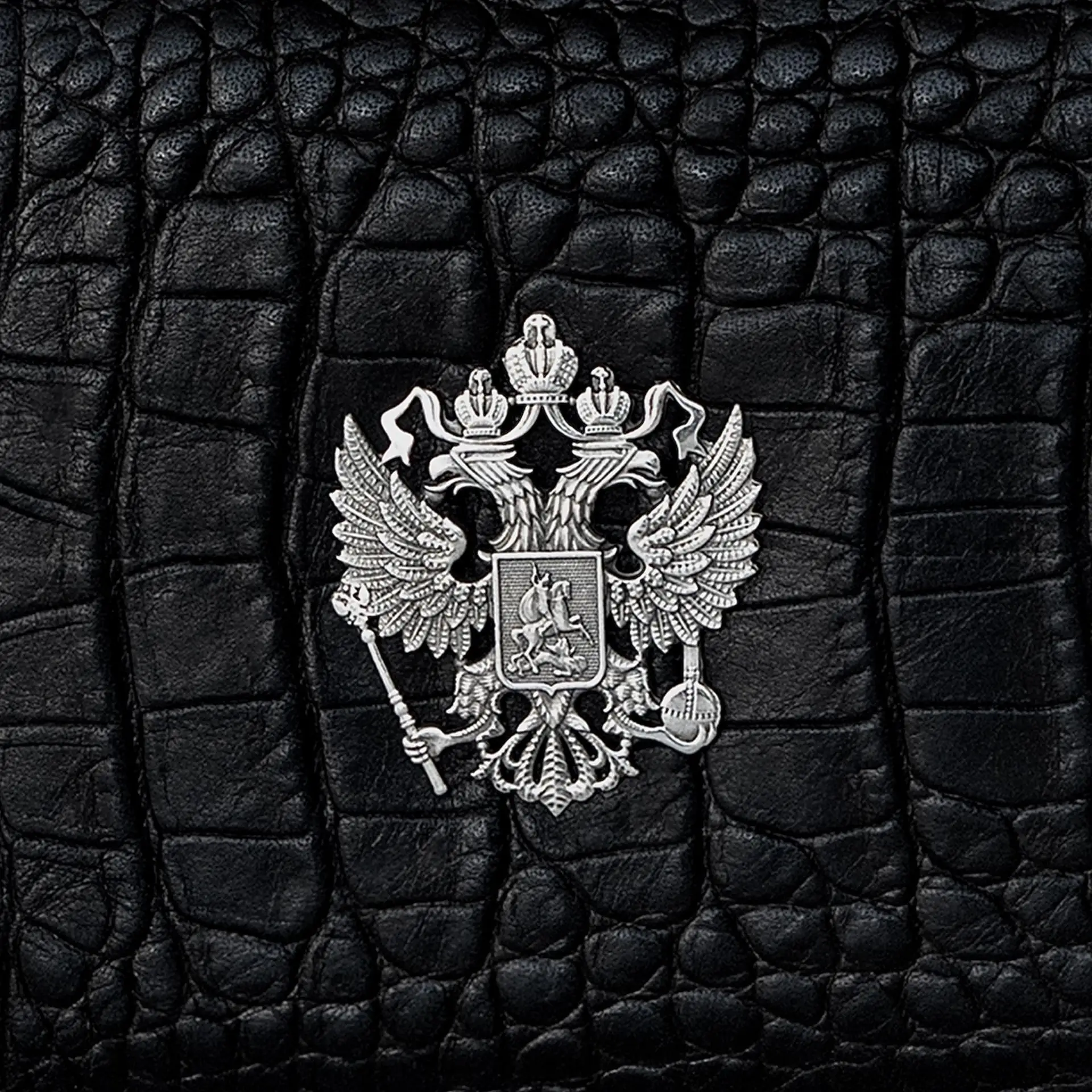 На наших аксессуарах нередко можно встретить детализированные гербы РФ и др. из серебра