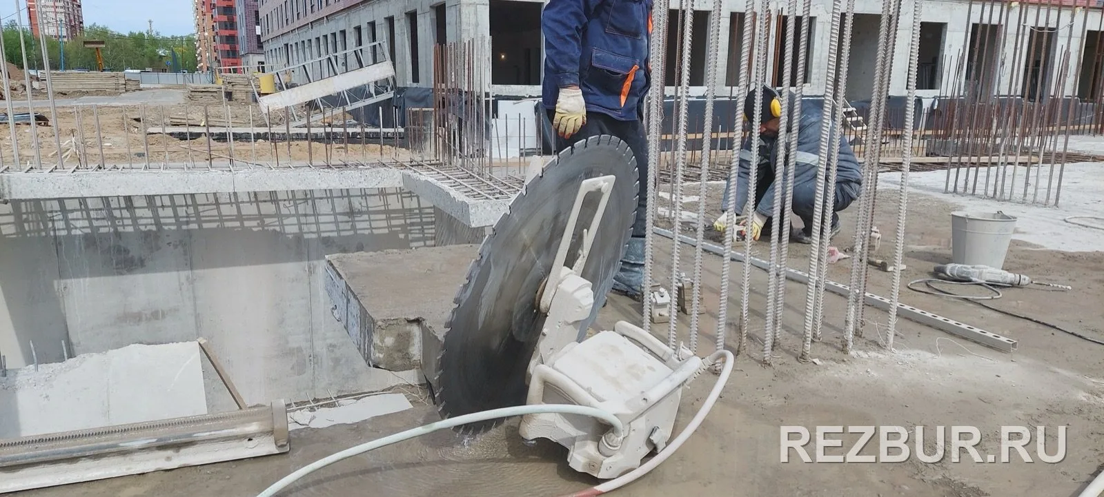 Демонтаж монолитного перекрытия на строительстве детского сада в Люберцах. Диск большог...