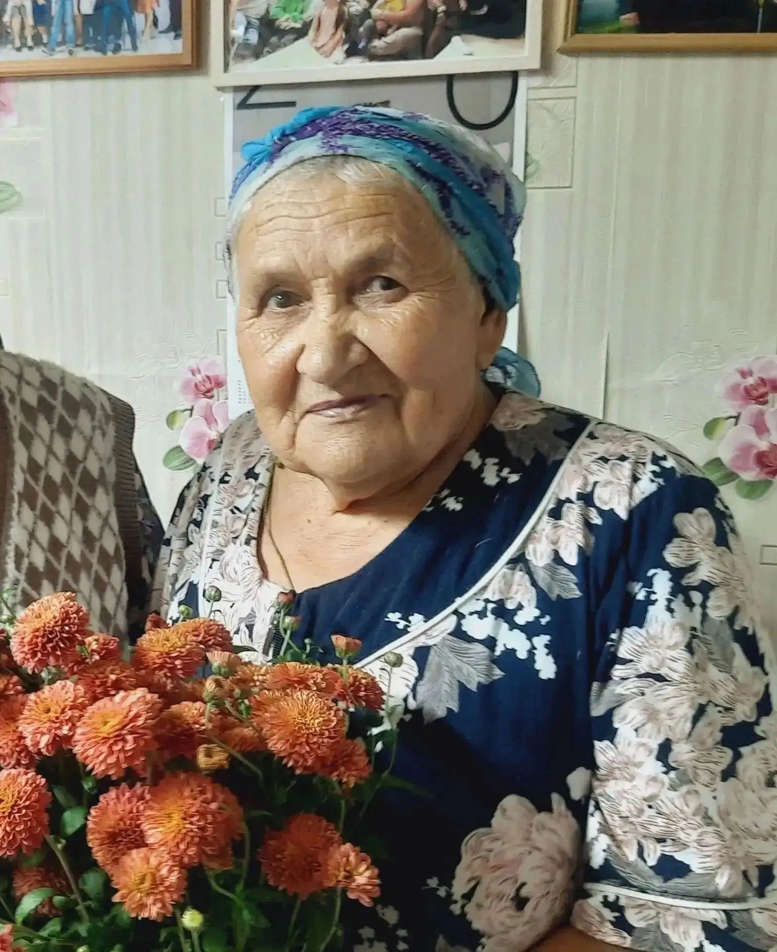 Зәй районының Сарсаз Баграж авылында яшәүче 87 яшьлек Анна Минееваны туган көне белән к...