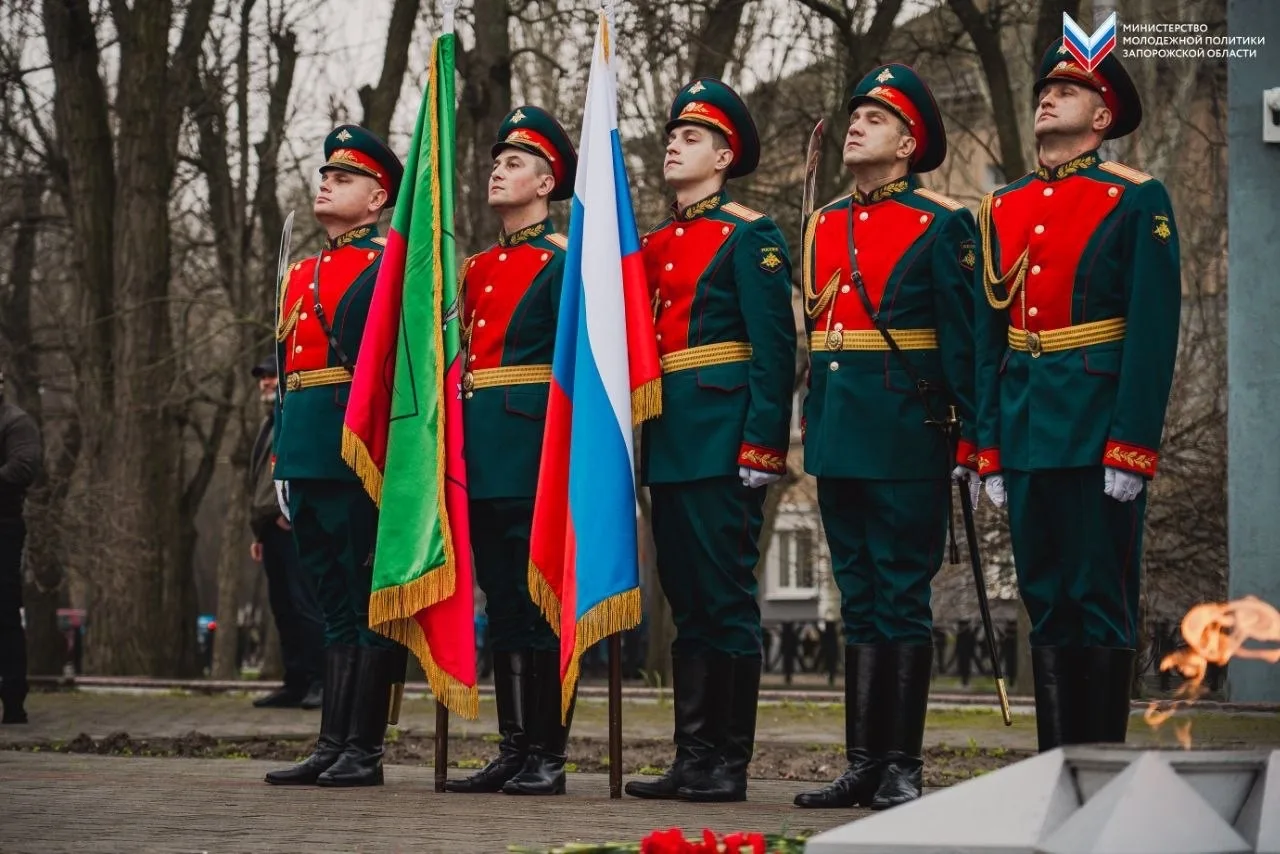 Память, объединяющая времена 🕊️🕊  Волонтёры Победы Запорожской области приняли участие в торжественн