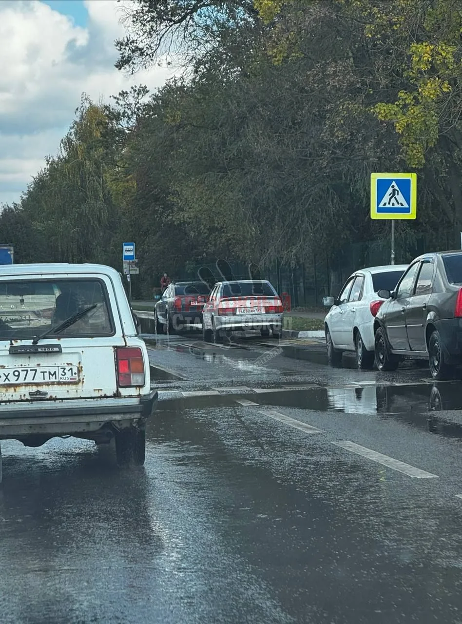На Комсомольском проспекте вода течёт ручьями