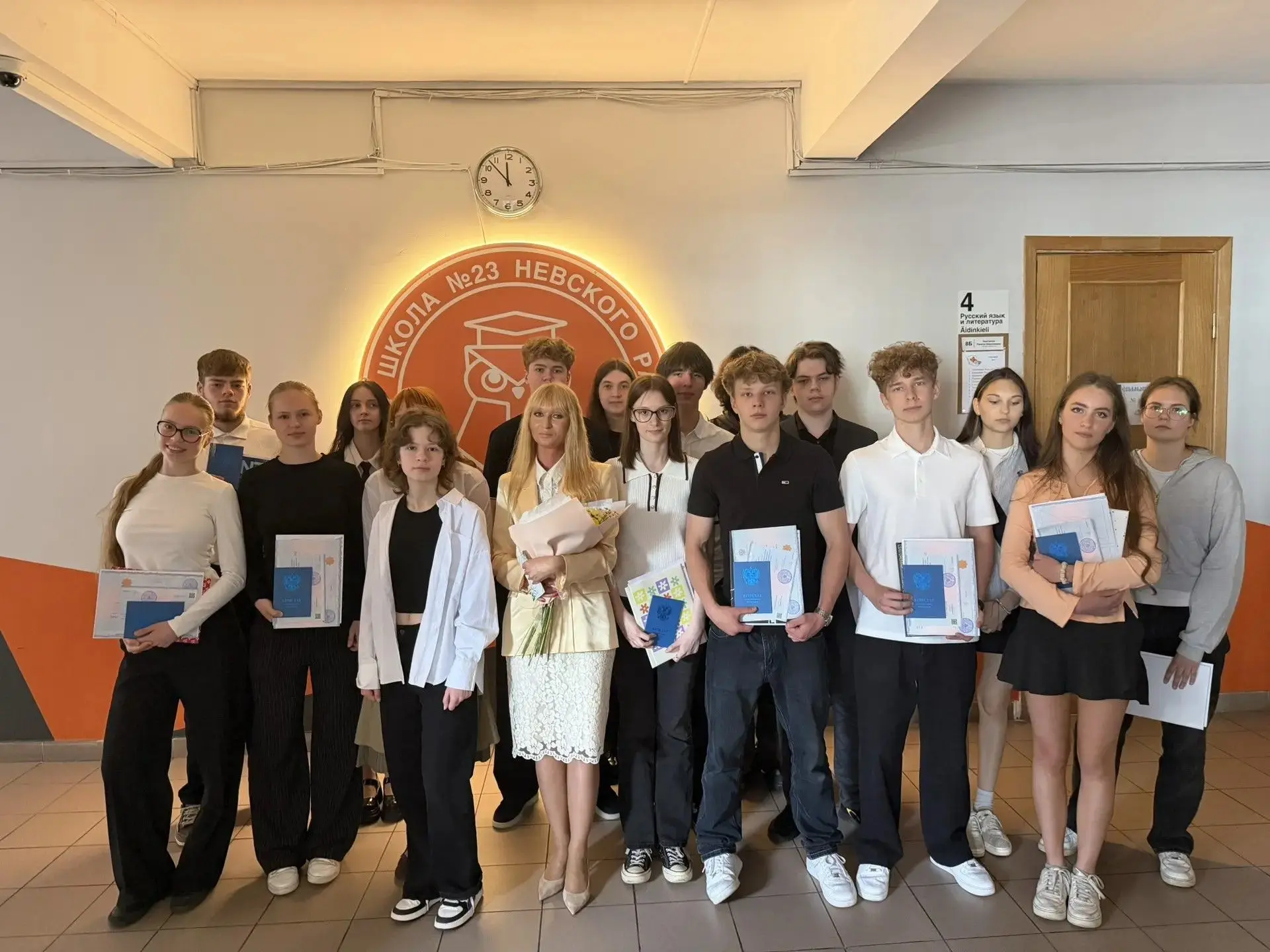 🎓Точка в школьной истории, запятая в судьбе

Сегодня прошла церемония вручения аттестатов ученикам 