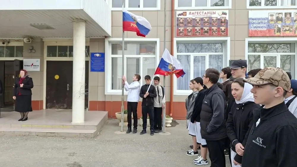 Сегодня, 27 апреля, в школе стартовала новая учебная неделя. По традиции она началась с линейки подн