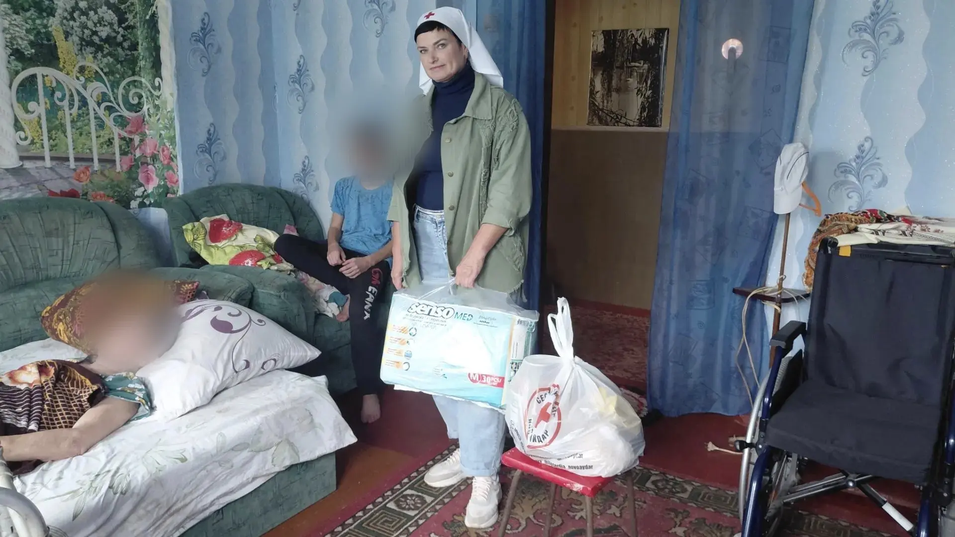 Сёстры милосердия навестили свою подопечную Марию, привезя ей необходимые средства гиги...