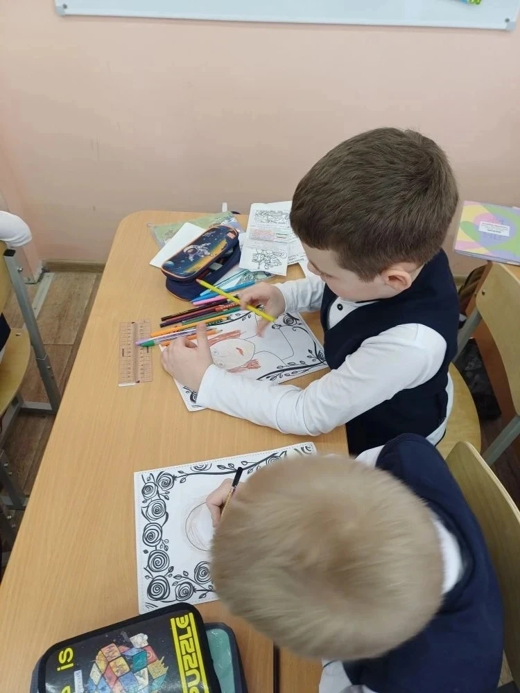 Вожатые 5 б класса провели для своего подшефного 1 б класса мастер-класс, на котором они помогли пер