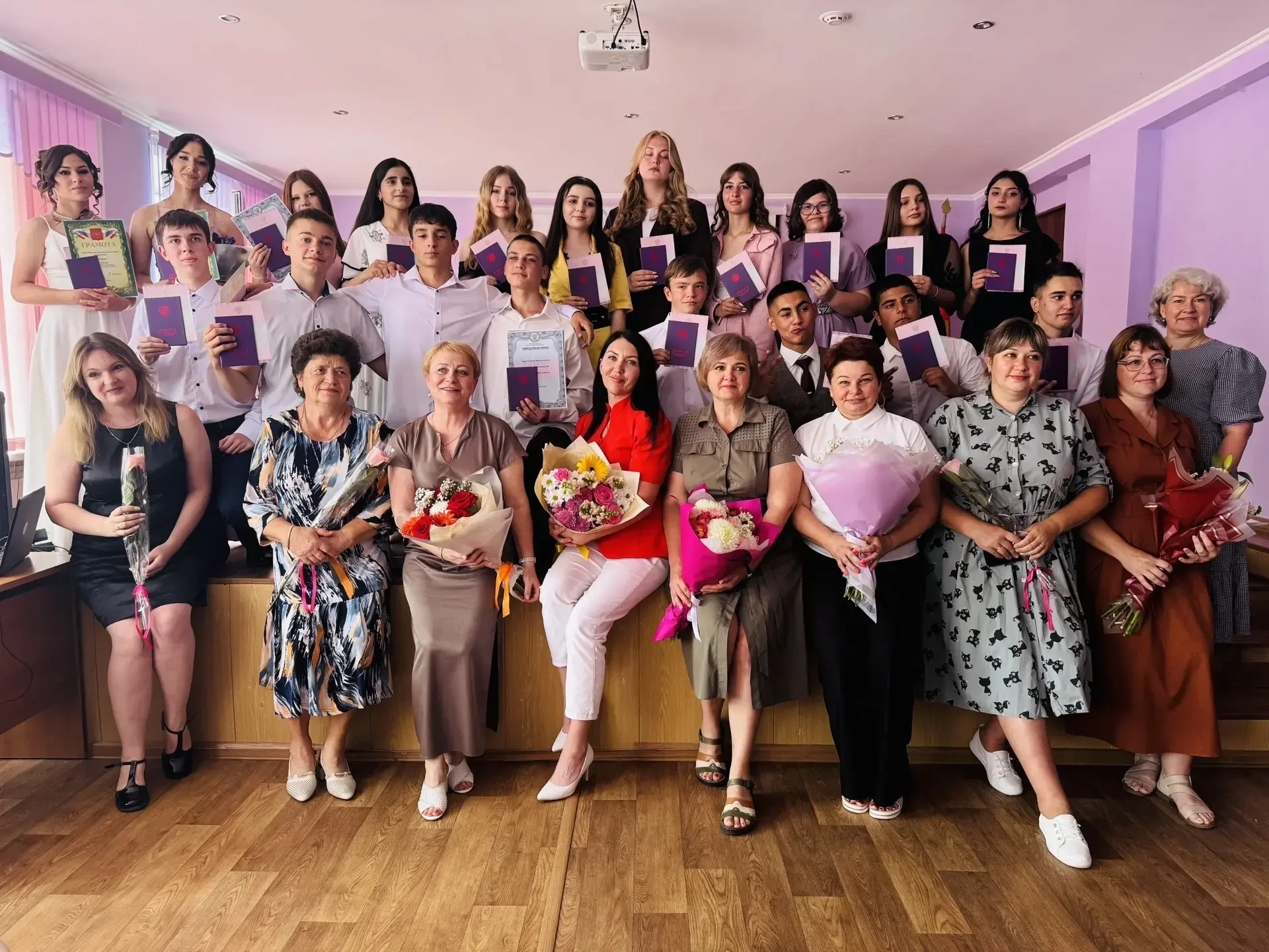 🎉🎈 Сегодня в нашей школе состоялось торжественное вручение аттестатов выпускникам 9а класса!
👏 По