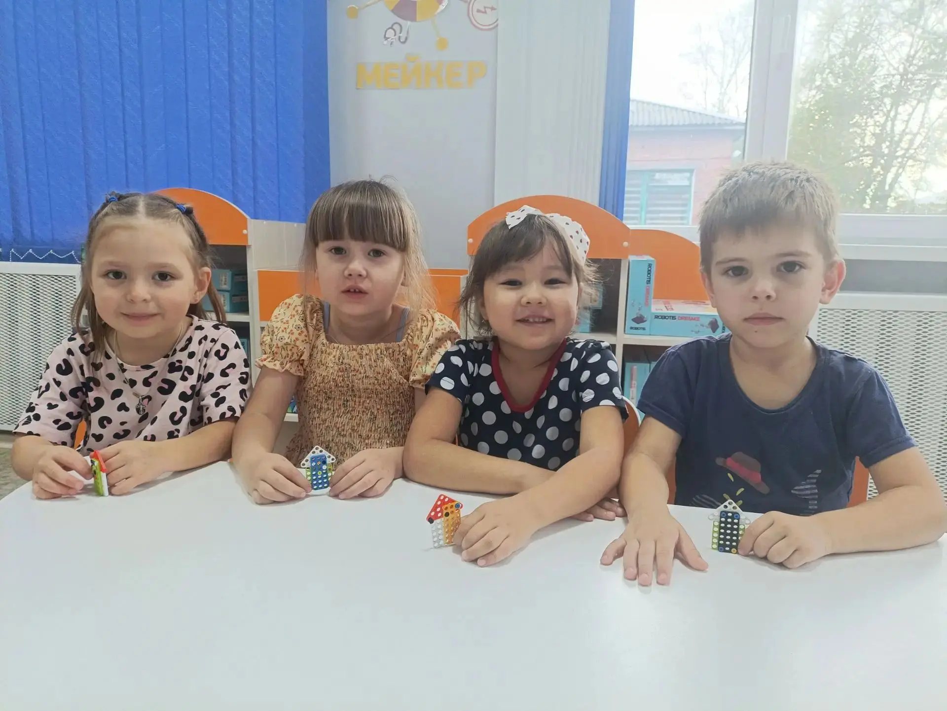 🏠Мальчишки и девчонки   старшей группы "Земляничка" под руководством педагога дополнит...