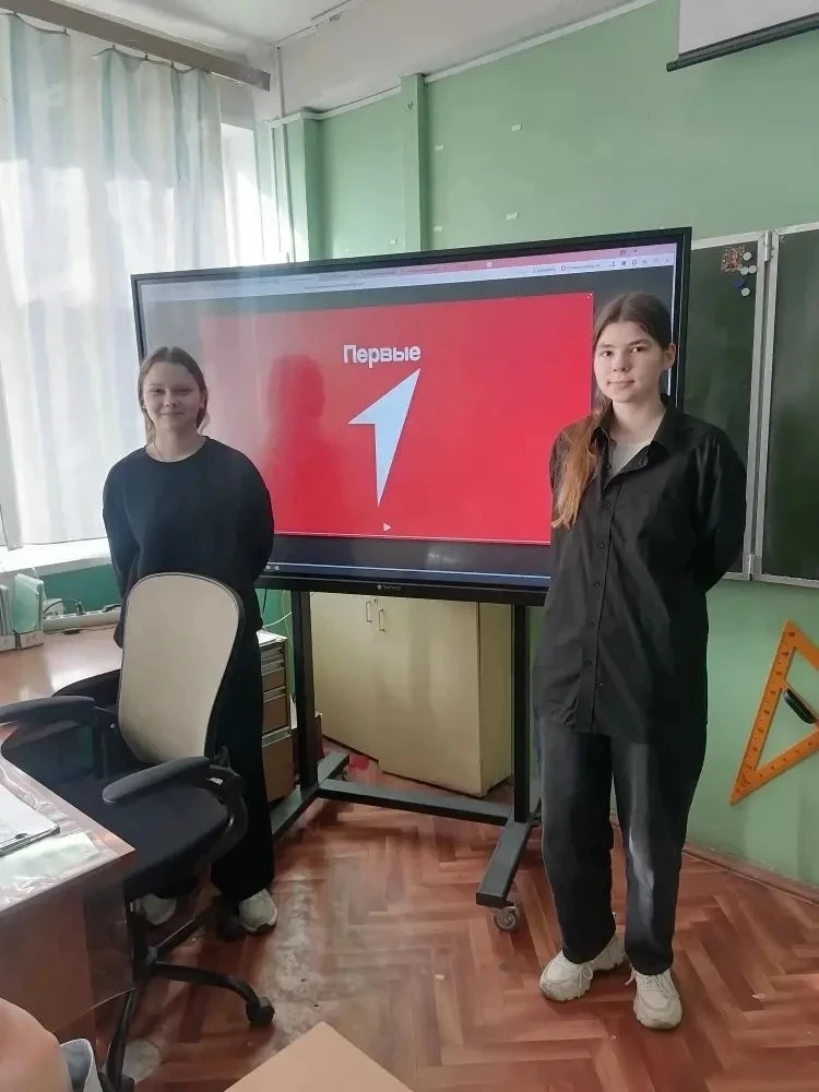 🇷🇺 Традиционно учебная неделя началась с торжественной линейки, поднятия флага и исполнения гимна Ро