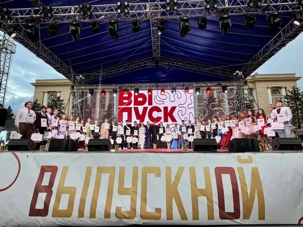 Липецкие выпускники зажигают на Соборной площади в Липецке, а на сцене - насыщенная пра...