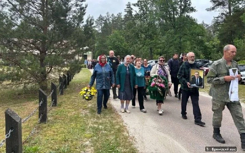 Коллектив заповедника простился с погибшим директором в Суземке

13 июня, родные, близкие и коллеги 