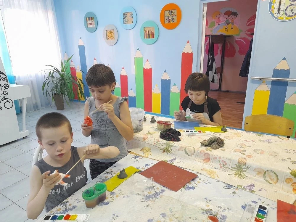 🌟 В воскресной группе ребята с увлечением изготавливали поделки из глины и раскрашивал...