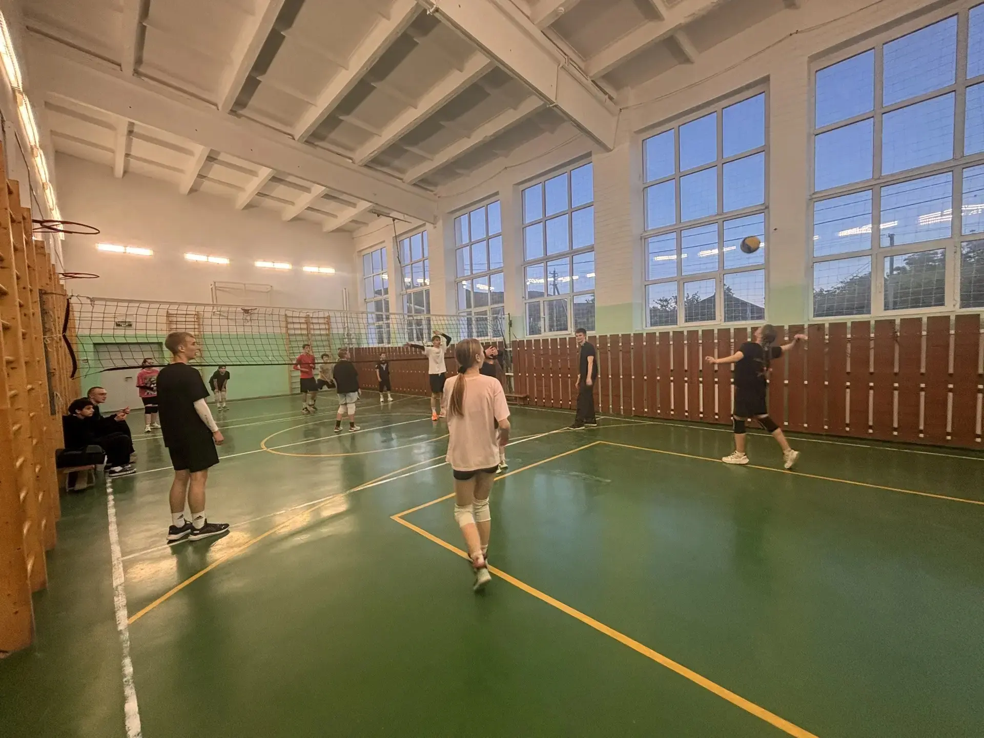 На каникулах в нашей школе работает вечерняя спортивная площадка!
Ребята проводят время с пользой дл