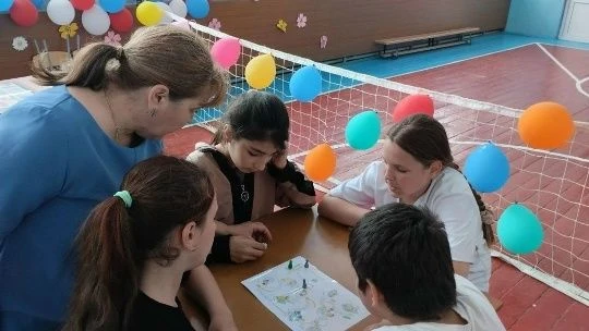 Для ребят пришкольного оздоровительного лагеря "Непоседы" была проведена игра "Шаги к у...