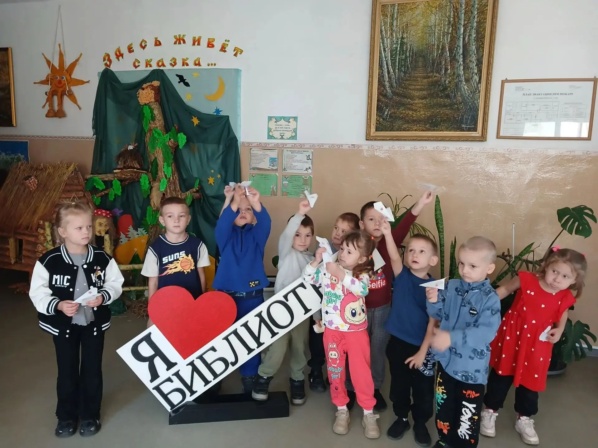 Сегодня воспитанники детского сада «Улыбка» отправились в поход в библиотеку. Там их жд...