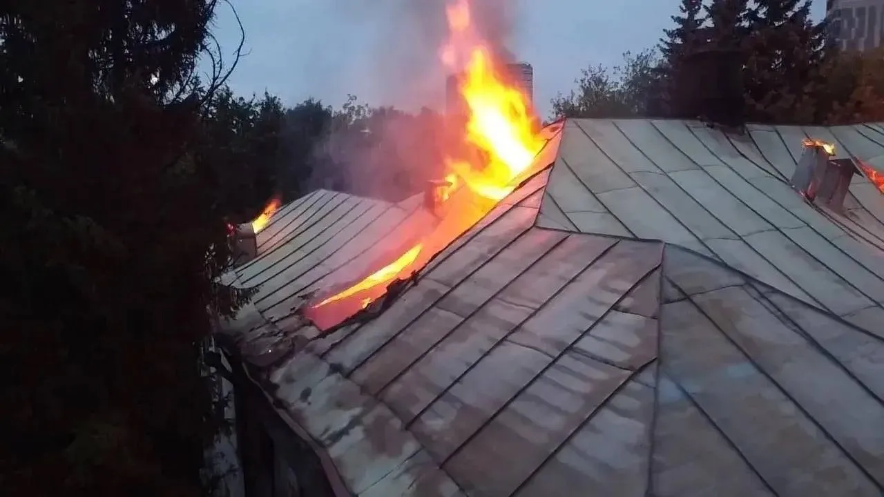 Минувшей ночью пожарные потушили дом 22 на улице Подольских Курсантов 🔥
