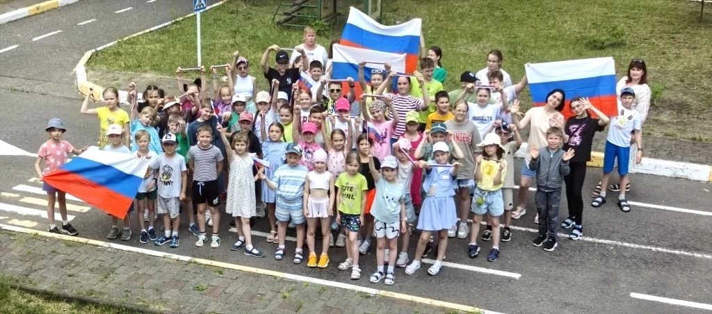 ☀🌿 9⃣ый день в "Арт-Каникулах" был посвящен нашей Родине! 🇷🇺 ❤

Ребята с увлечением погрузились в