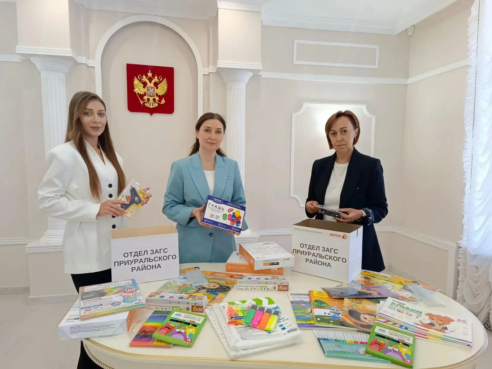 Ямальцы продолжают помогать подшефным библиотекам Волновахского округа

Сотрудники Приуральского отд
