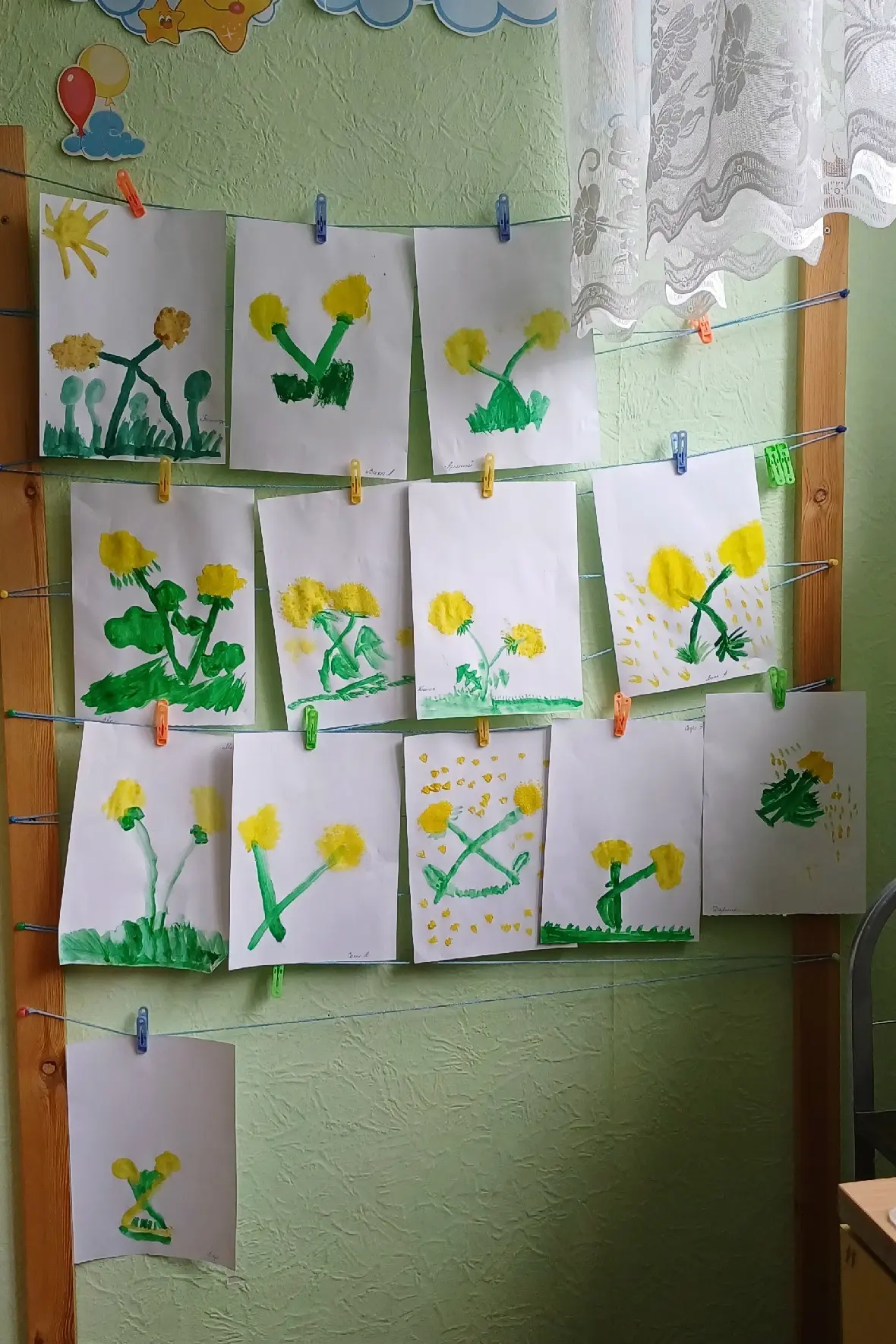 Носит одуванчик🌻
Жёлтый сарафанчик.
Подрастёт — нарядится
В беленькое платьице:
Лёгкое, воздушное,

