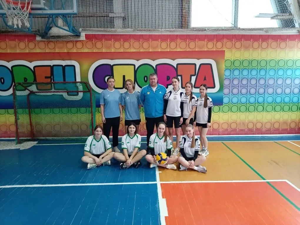 ВОЛЕЙБОЛЬНЫЙ ТРИУМФ НАШЕЙ ШКОЛЫ! 🏐🏆  С 20 по 27 января прошли захватывающие соревнования по волейбол