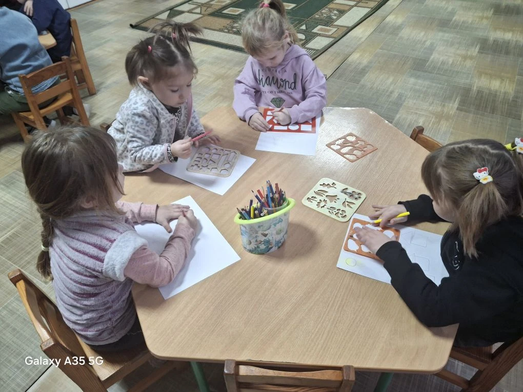 Умение пользоваться трафаретом. Изображения рисунка с помощью трафарета
